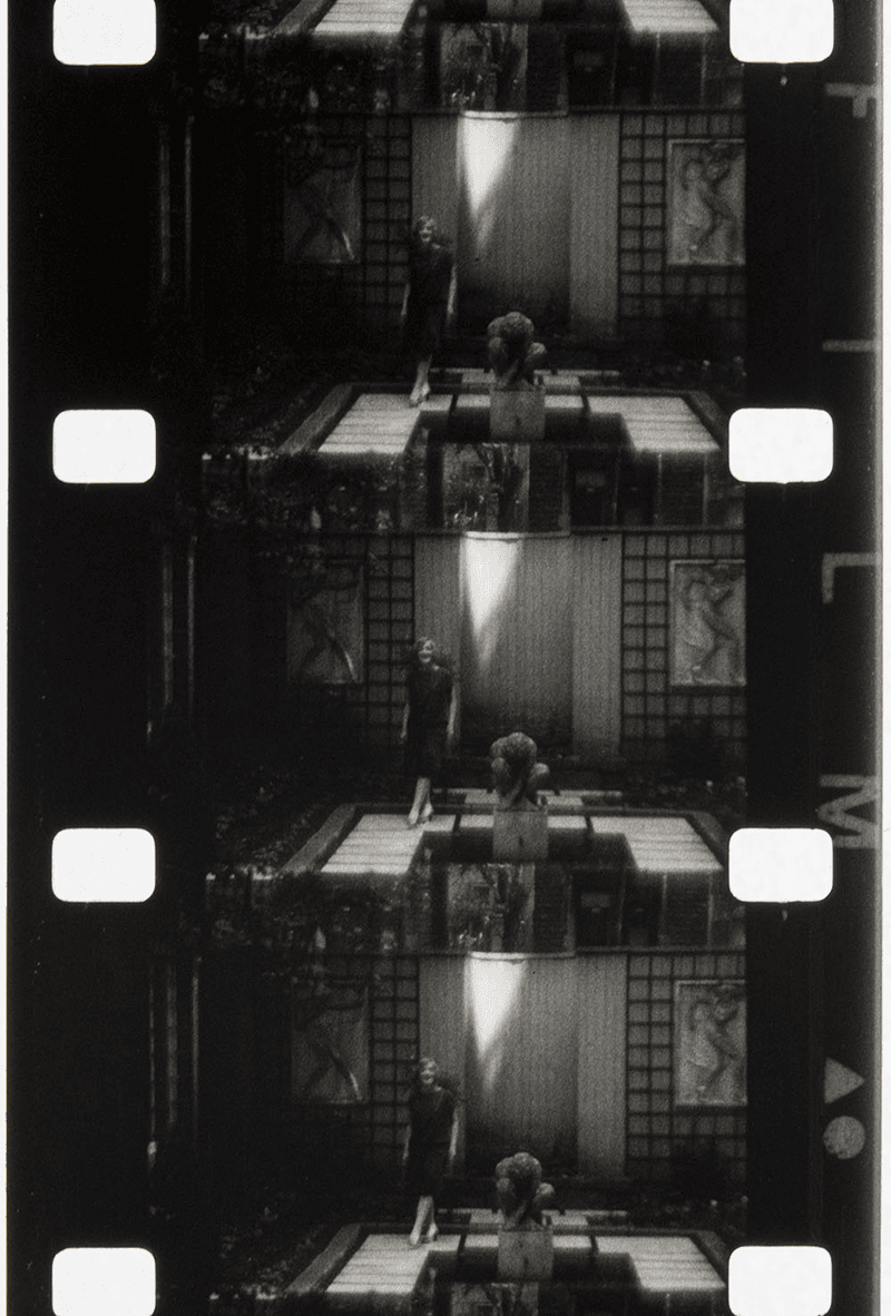 Figure 14 : Codes de datation sur la marge droite de la bobine 11. Photogramme d’un film 16 mm. CQ « Collection Adrien-Hébert ». Acquisition en 1978 (07182-11). Photographe : Eva Létourneau.