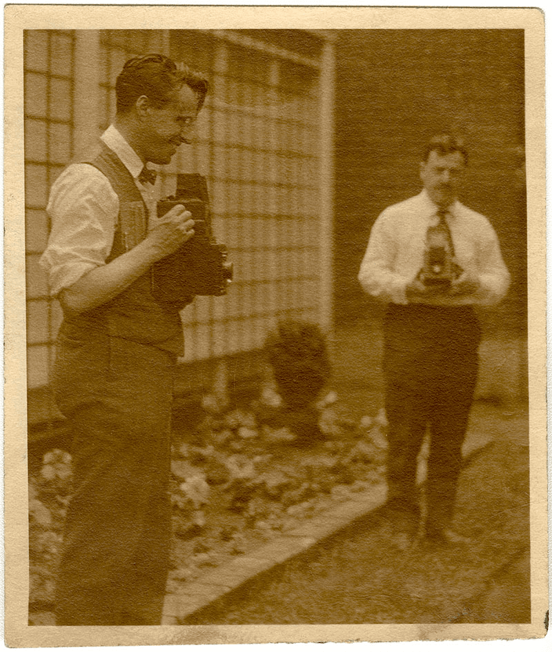 Figure 24 : Fernand Préfontaine (?) (attribué à). Ernest Cormier et Henri Hébert munis de leurs appareils Graflex dans le jardin de l’atelier Cormier, Montréal, juillet 1924. Épreuve à la gélatine argentique, 8,4 cm x 7,0 cm. Collection du MNBAQ. Fonds de la famille Hébert (P10.S21.DD.P1).