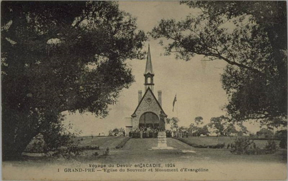 Figure 3 : L’Église du Souvenir de la déportation acadienne et le Monument d’Évangéline. Source : BAnQ : CP 3615